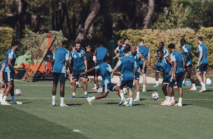 Travail de possession, analyse vidéo, temps magnifique... Le Racing poursuit sa préparation avant Blackburn — Alsa'Sports