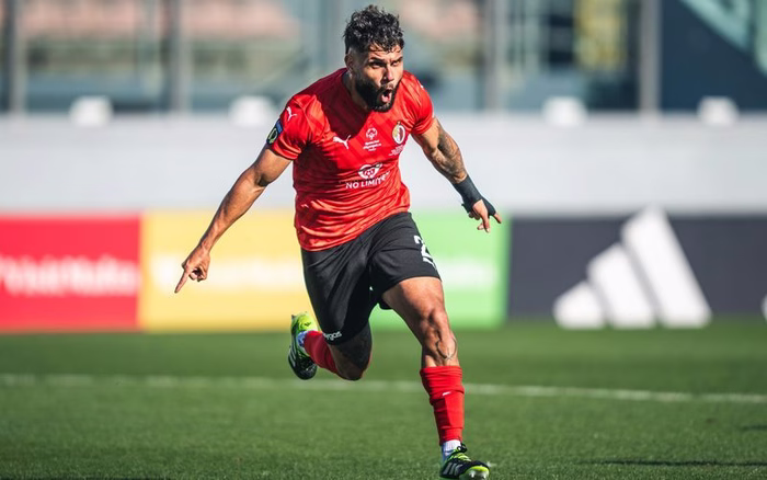 Lateral brasileiro ganha prêmio em primeira temporada na Europa