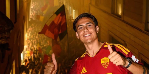 Roma, Dybala presenta la maglia home 26/27: torna lo stemma del popolo