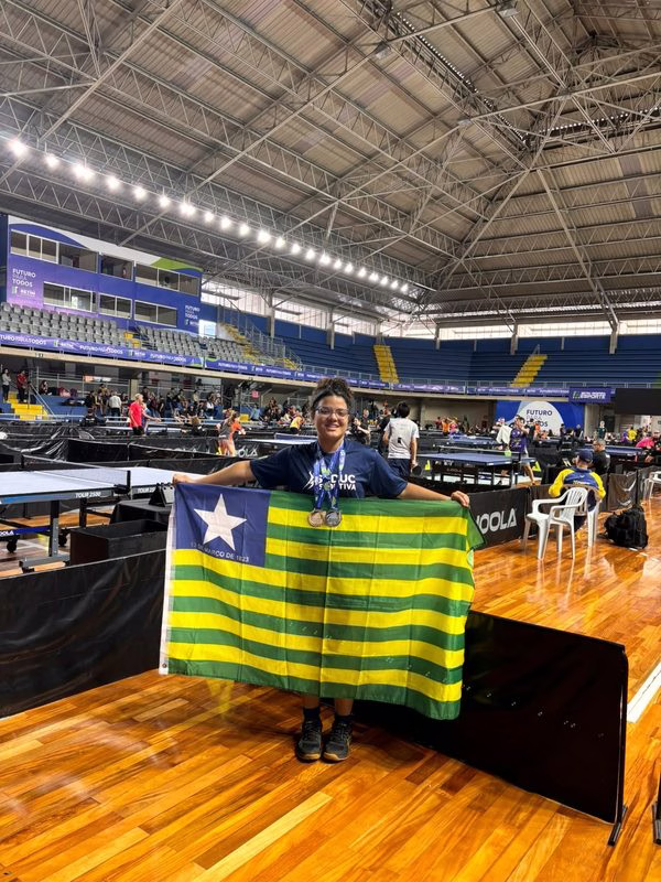 Tênis de mesa: atleta supera imprevisto com voo e sobe no pódio
