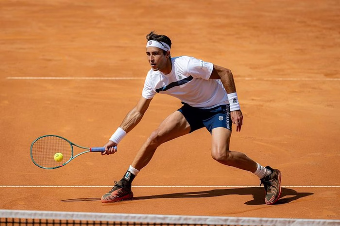 Tomás Etcheverry derrotó a Ignacio Buse en el ATP de Kitzbühel y avanzó a las semifinales