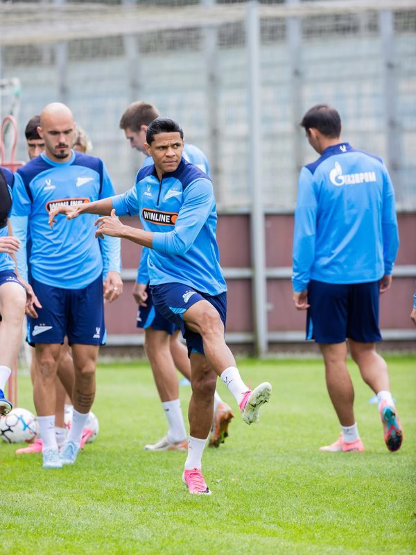 Douglas Santos volta ao Zenit após destaque na Copa do Mundo