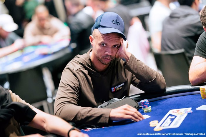 Mano al main WSOP di Phil Ivey che non si accorge di aver vinto