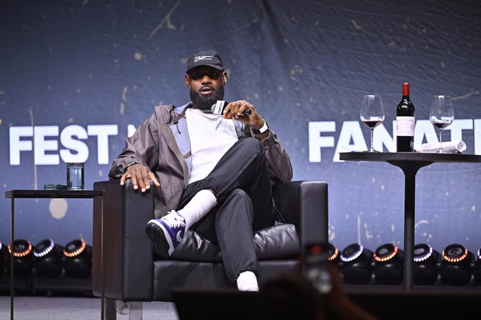 LeBron James: irritação com Adam Silver adia anúncio de novo clube