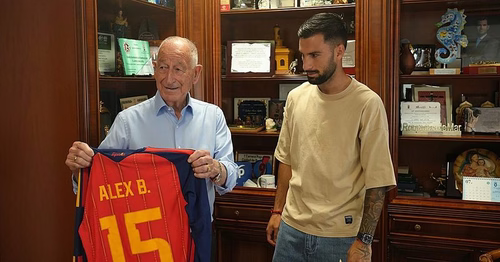 Álex Baena vuelve a su casa en Almería tras ganar el Mundial: «Es un orgullo llevar la bandera de Roquetas de Mar»