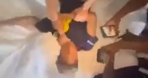 Juveniles de la selección inglesa protagonizan una brutal pelea mientras sus compañeros graban y se ríen