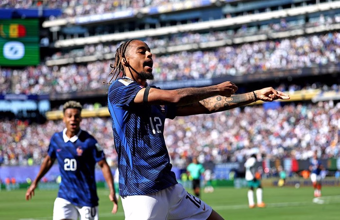 Romano names the club with “most concrete interest” in star PSG winger who is considering leaving
