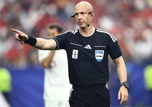 Anthony Taylor hört auf: Schiri des Cucurella