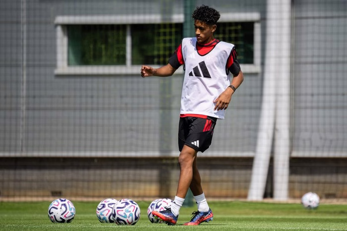 Joia de 15 anos é incluída no elenco profissional do Manchester United pela primeira vez