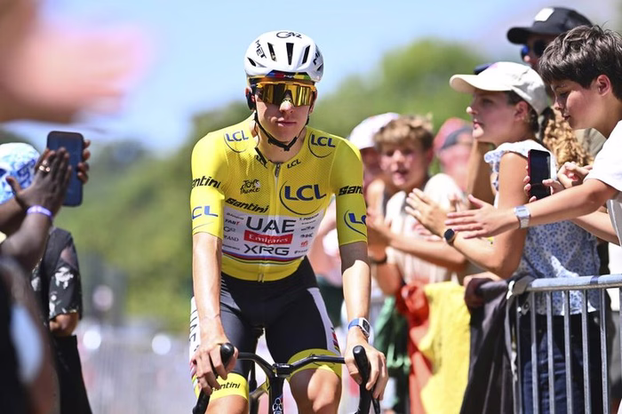 Tadej Pogacar nella storia anche sull’Alpe d’Huez! Il più forte di sempre svetta al Tour de France