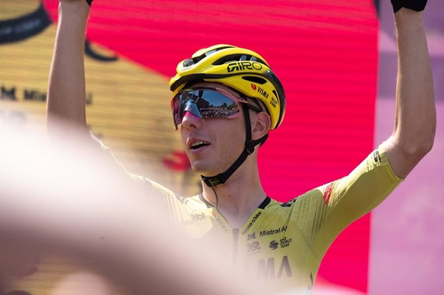 Davide Piganzoli va all’arrembaggio al Tour de France, poi si stacca sotto l’impulso del compagno di squadra