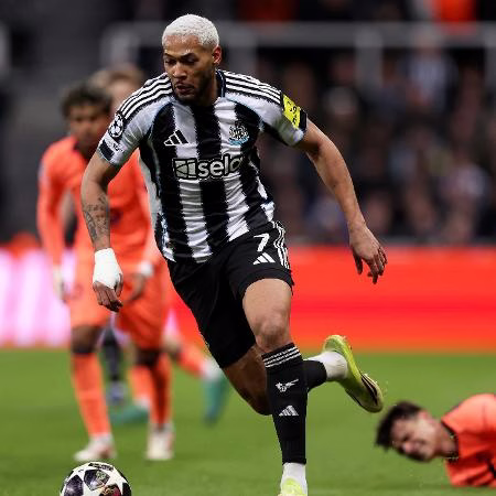 Joelinton deve sair em 'desmanche' do Newcastle; árabes estão na briga