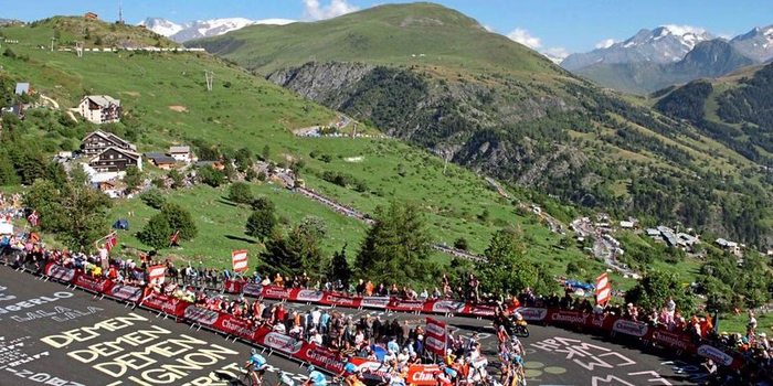 Zwischen Wahnsinn und Einsamkeit: Das doppelte Spektakel von Alpe d'Huez