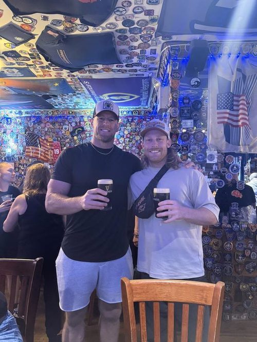 Ex-jogador da NFL vê desabafo de fã tímido e vai a bar para tirar foto