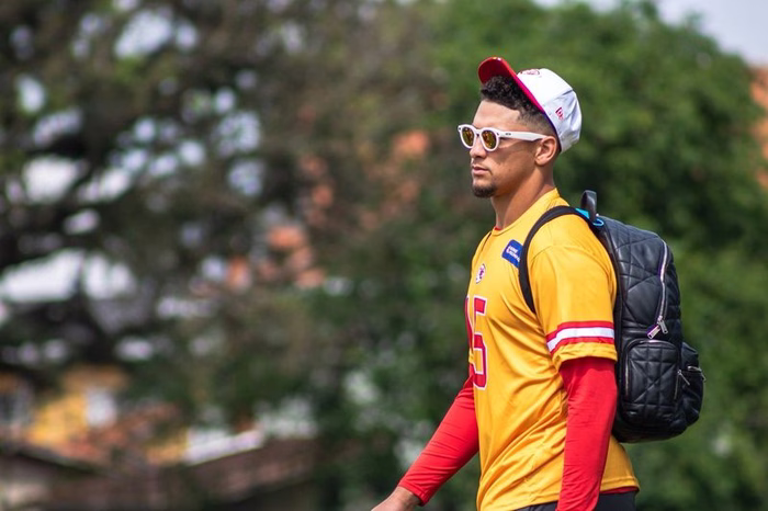 Patrick Mahomes volta aos treinos sete meses após lesão no joelho
