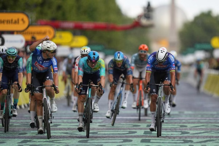 Ordine d’arrivo Tour de France 2026, ventunesima tappa: spettacolare trionfo di Van der Poel a Parigi