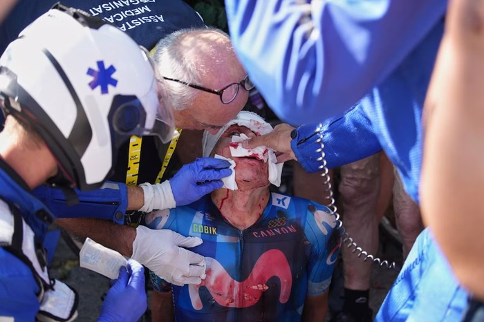 El colombiano del Movistar Einer Rubio dice adiós al Tour tras chocar violentamente con un coche en el colapsado ascenso al Alpe d’Huez