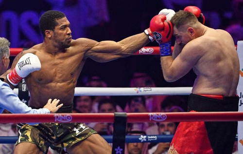Boxe : Mis au sol après seulement 20 secondes, Anthony Joshua finit par mettre KO Kristian Prenga