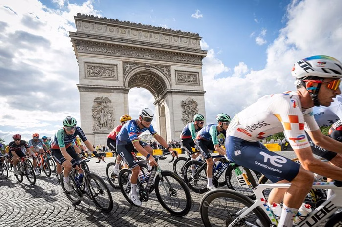 Ciclismo, una classica a Parigi? Il Sindaco vuole organizzare una corsa dopo lo spettacolo del Tour