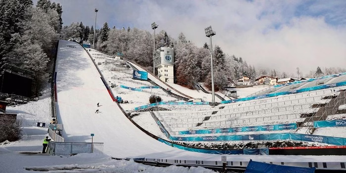 Kärntner Eishockey-Derby im Jänner in der Skisprungarena in Bischofshofen