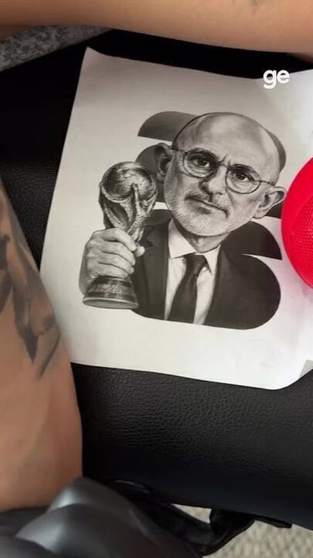 Cucurella faz tatuagem de Luís de la Fuente após título da Copa