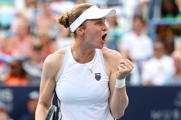 Campeã de 2022, Samsonova reage no fim e elimina Keys na estreia