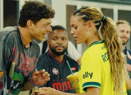 Shelton torce por Trinity na liga de futebol antes da estreia em Washington