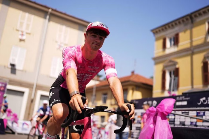 Tour de l’Ain 2026, Noah Hobbs anticipa Dainese e vince la volata della prima tappa