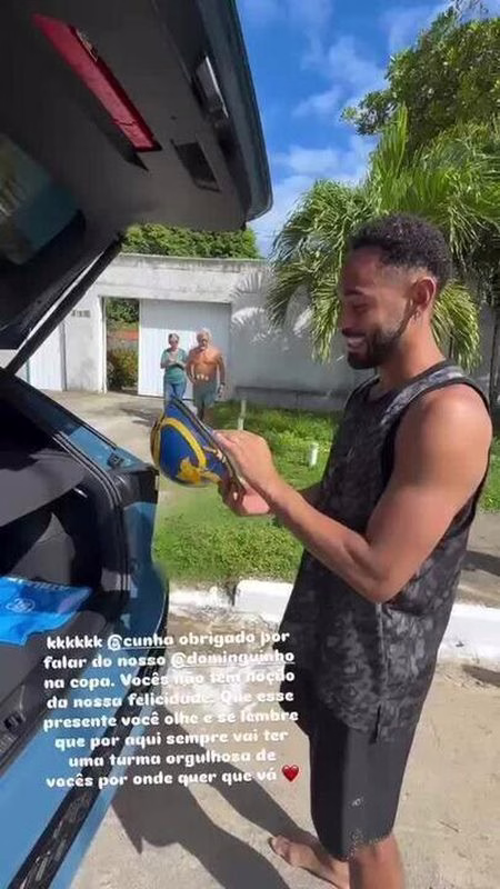 Matheus Cunha recebe chapéu de João Gomes após apoio na Copa