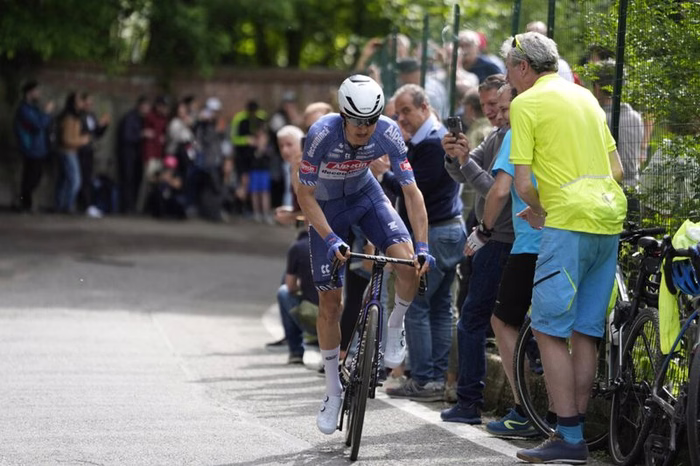 Tour De l’Ain 2026, Beloki conquista la prima vittoria da professionista. Conci terzo