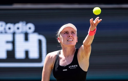 Victime d’un coup de chaleur, Ekaterina Alexandrova évacuée en fauteuil roulant à Memphis