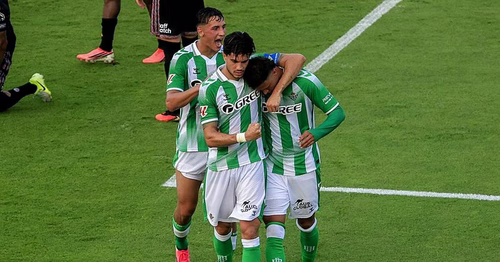 Fran García se exhibe y Deossa no se rinde en la goleada del Betis ante el Lyon (4-0)