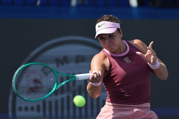 Russa de 16 anos elimina a top 20 Alexandrova na estreia em Memphis