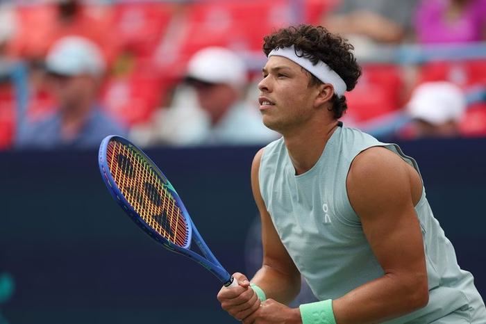 ATP Washington 2026: Shelton rischia, Tiafoe fuori, Jodar batte Fils. Rinviata de Minaur-Tsitsipas