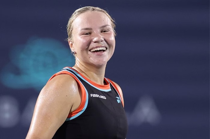 Shnaider vence duelo russo e desafia Pegula na semi de Washington