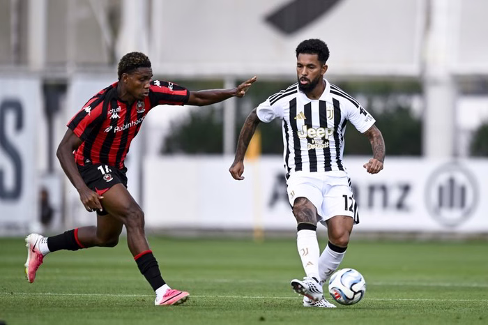 Douglas Luiz marca em amistoso e busca permanência na Juventus
