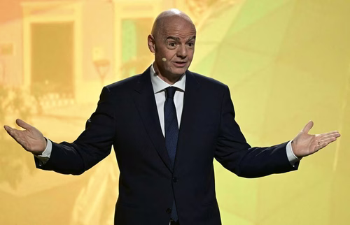 Infantino vai do céu ao inferno em apenas duas semanas