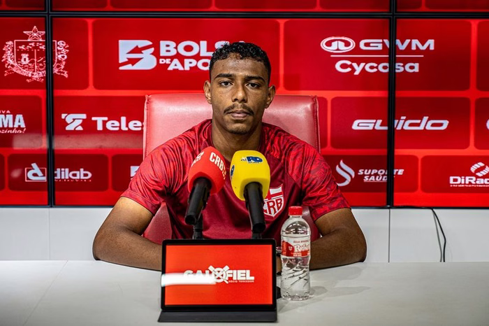 Lyncon, do Vasco, vira titular no CRB sob comando de Fábio Matias