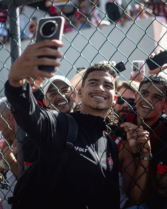 AeroNego: torcida do Vitória apoia embarque antes do jogo conta o CAP