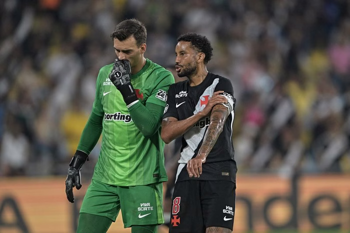 Boa atuação de Jair em volta ao time titular aumenta as opções no meio do Vasco