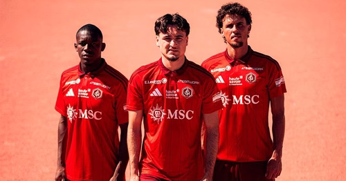 Football : le FC Annecy dévoile son nouveau maillot, rouge comme la terre du terrain des débuts au stade du Coteau