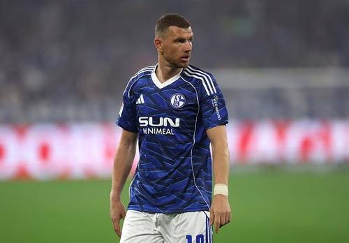 Schalke 04, Dzeko rinnova per un altro anno: "Ho ancora fame"