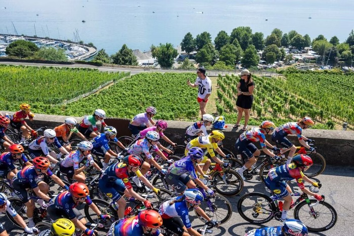 Nuova frontiera dei controlli al Tour de France: verificati i reggiseni delle cicliste, lotta contro le imbottiture