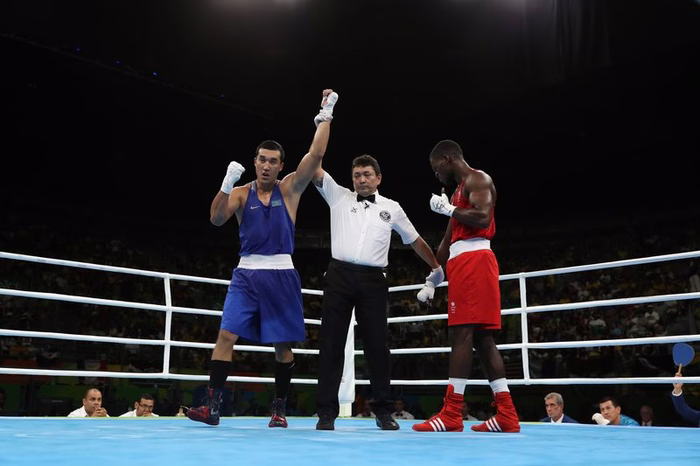 Árbitro sensação na Rio 2016 registra marca e vira estrela no boxe