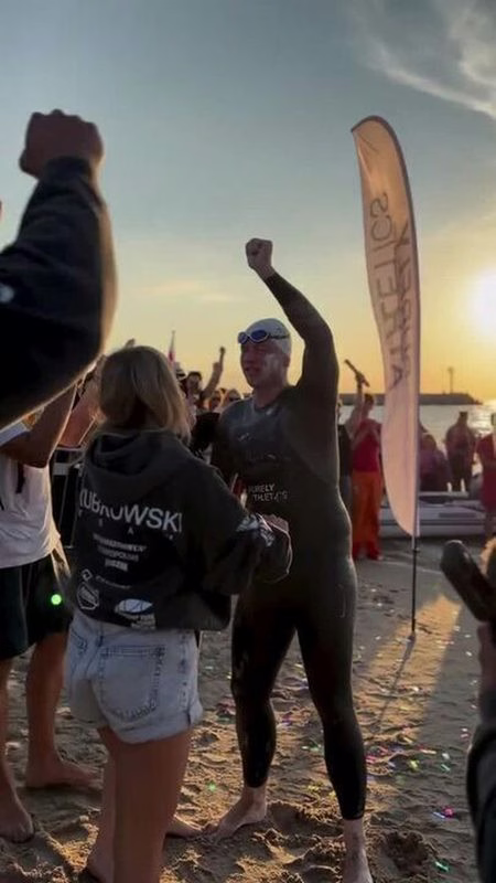 Bartłomiej Kubkowski é o 1º a cruzar o Mar Báltico nadando