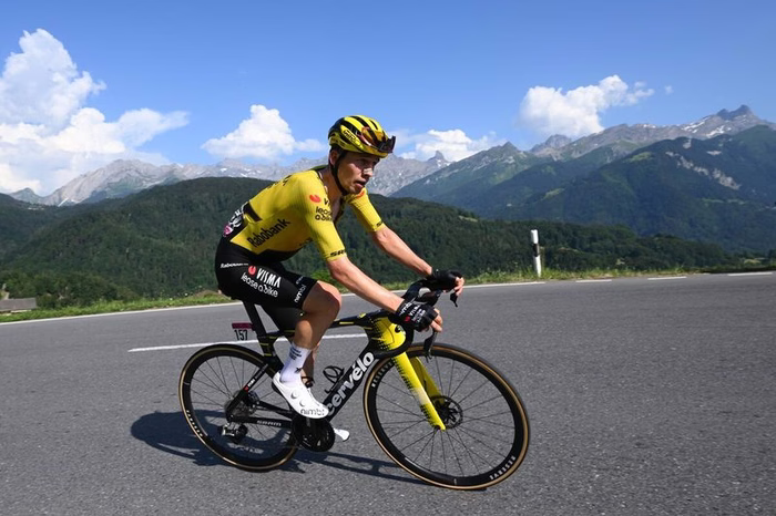 Giro di Polonia 2026: Bart Lemmen beffa Christian Scaroni nella tappa modificata dopo una caduta generale