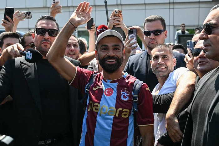 Mohamed Salah assina por duas temporadas com o Trabzonspor, da Turquia