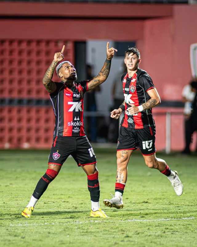 Marinho marca primeiro gol no retorno ao Vitória e se emociona