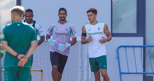 Marc Roca vuelve con el grupo en el entrenamiento previo al Betis - Bournemouth