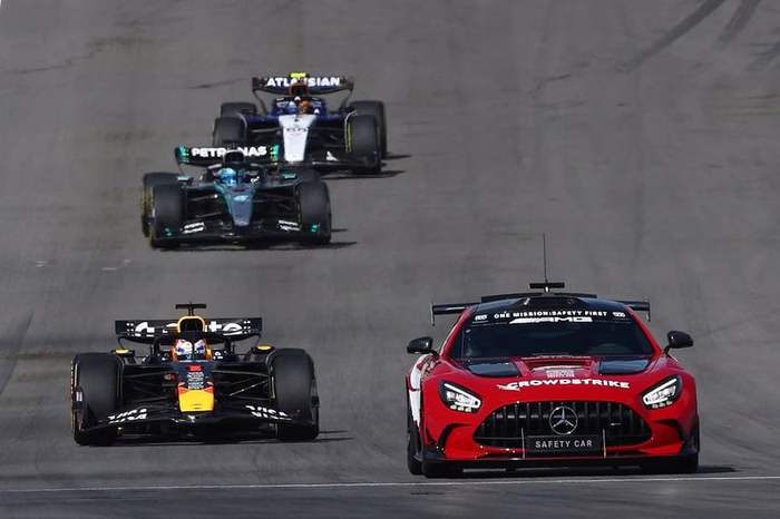 La historia del Safety Car y el piloto que cumplió 500 grandes premios, y controla a Hamilton y a Verstappen en la F.1